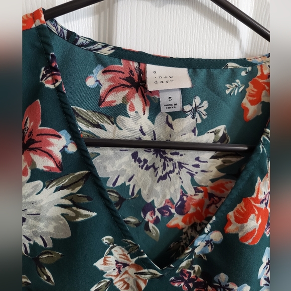 Green Floral Blouse, Size Small - Picture 2 of 4